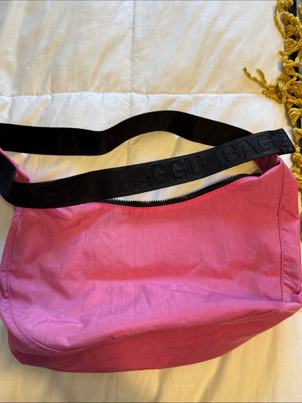 Baggu medium crescent crossbody EUC Azalea pink